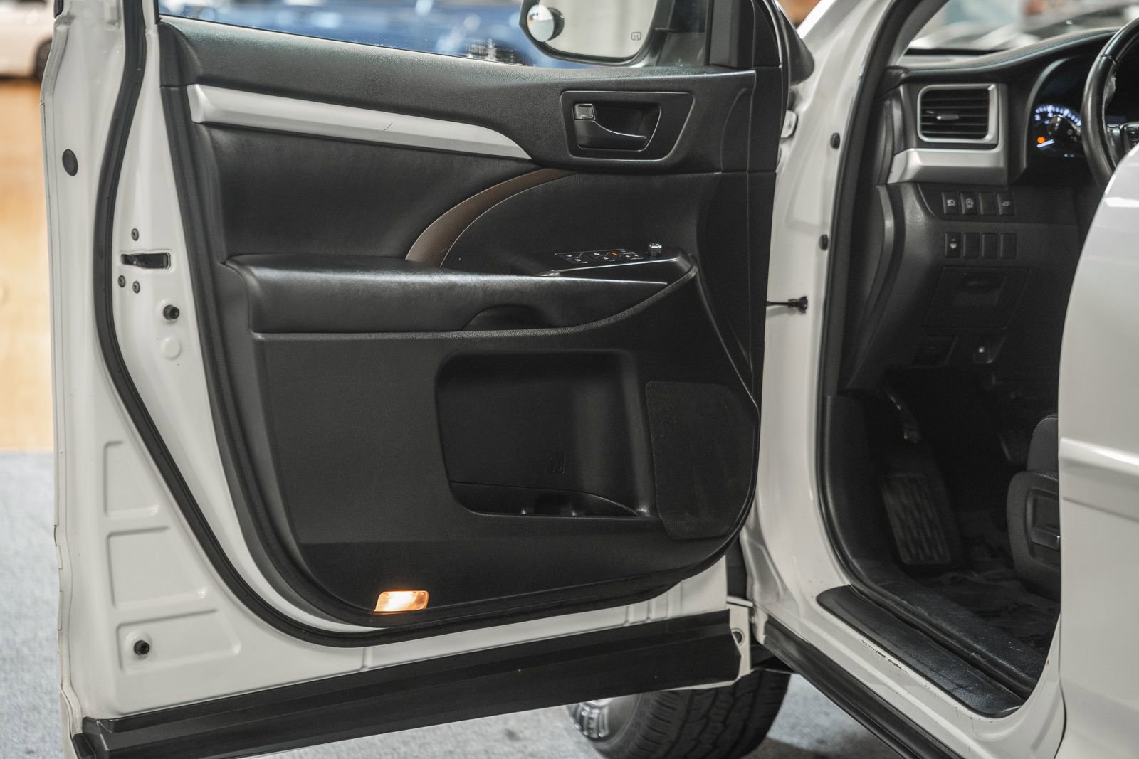 Used 2017 Toyota Highlander Plus w/ Protection Package #3 AWD/4WD image 44