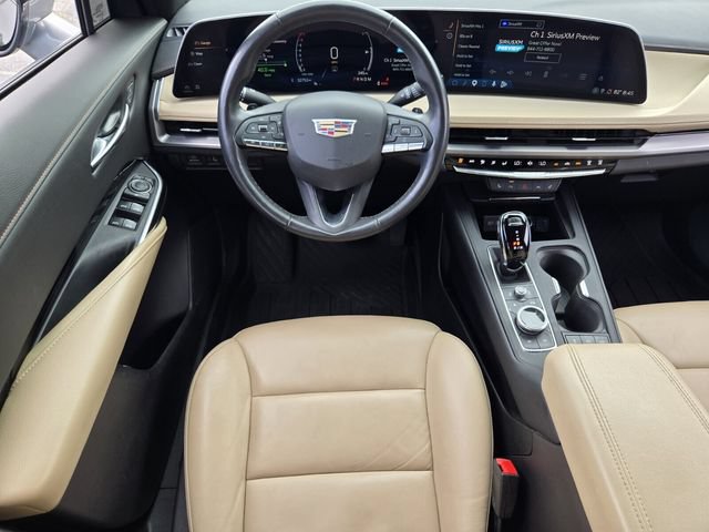 Used 2024 Cadillac XT4 Luxury w/ Cold Weather Package FWD image 12