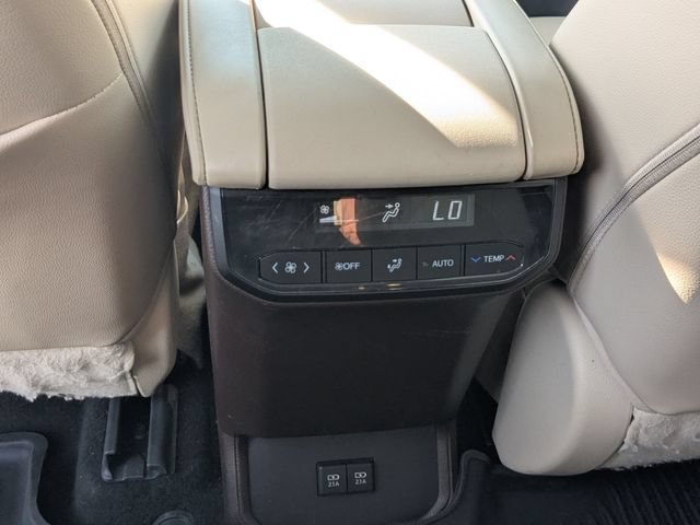 Used 2021 Toyota Highlander XLE AWD/4WD image 23