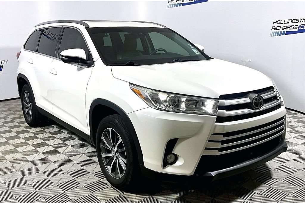 Used 2019 Toyota Highlander XLE FWD image 3