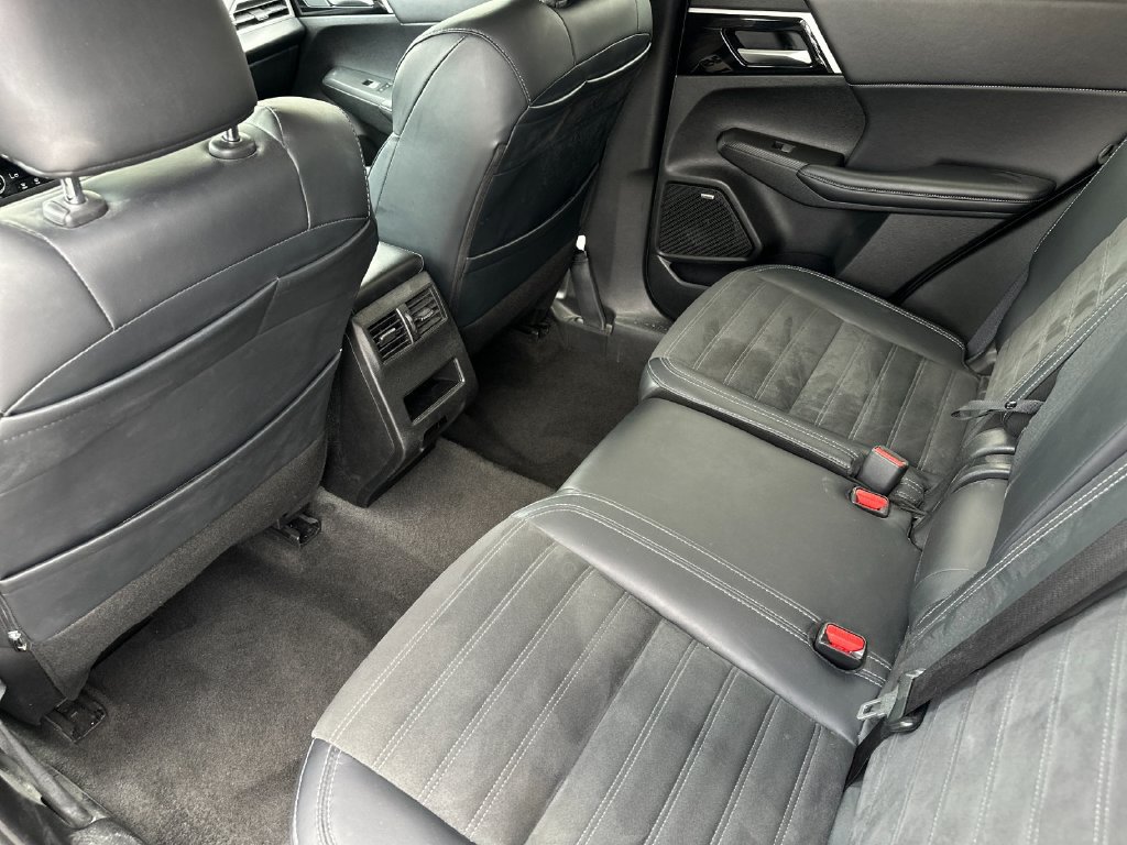 Used 2025 Mitsubishi Outlander SE FWD image 11