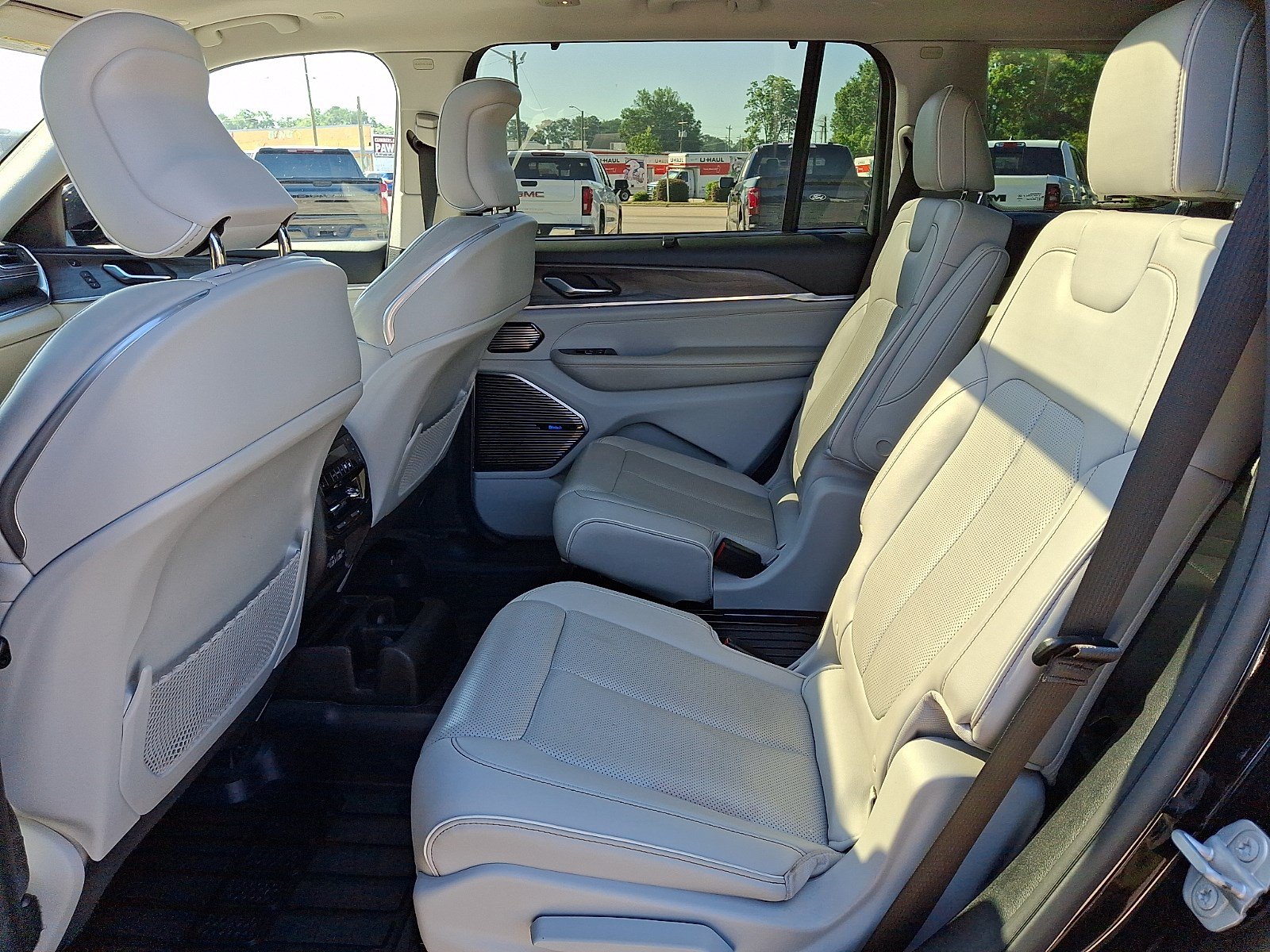 Used 2021 Jeep Grand Cherokee L Overland w/ Luxury Tech Group IV AWD/4WD image 9