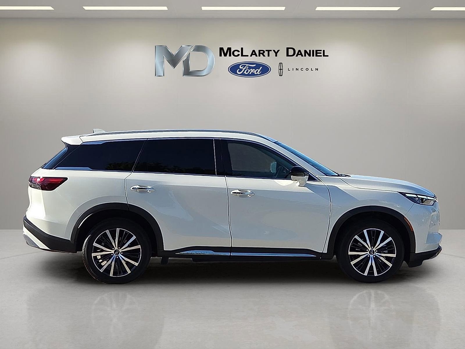 Used 2025 INFINITI QX60 Sensory w/ Vision Package AWD/4WD image 6