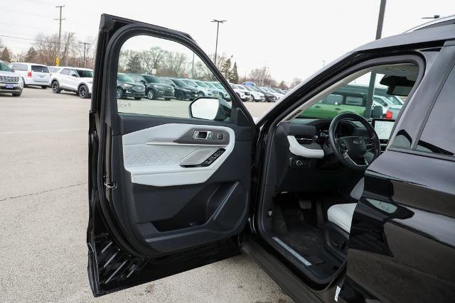 Certified 2025 Ford Explorer Platinum w/ LUX Leather Package image 21