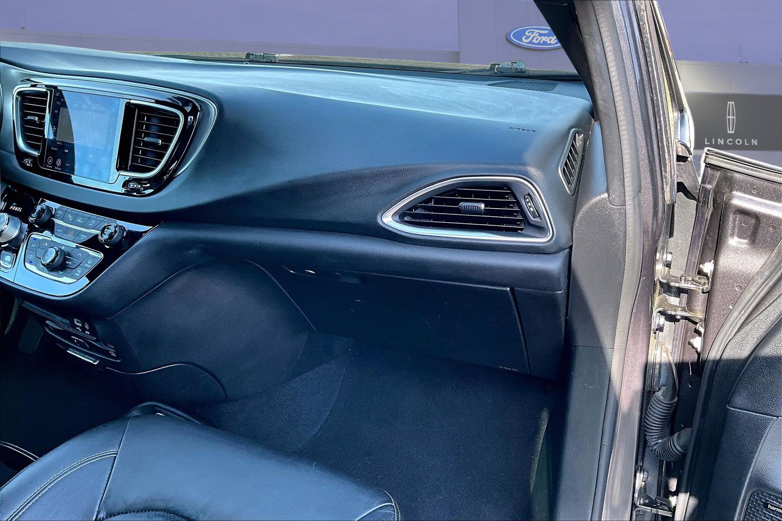 Used 2019 Chrysler Pacifica Touring-L Plus w/ Advanced Safetytec Group FWD image 27