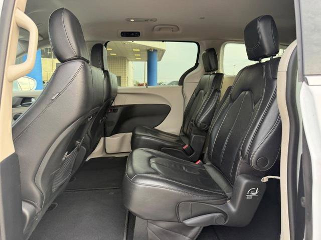 Used 2022 Chrysler Pacifica Touring-L FWD image 11