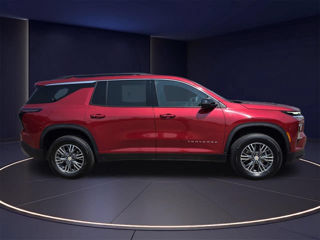 Used 2025 Chevrolet Traverse LT FWD image 2