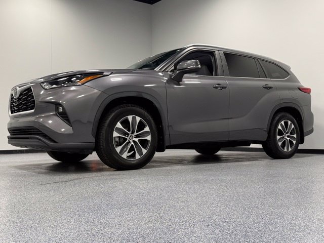 Used 2023 Toyota Highlander XLE FWD image 6