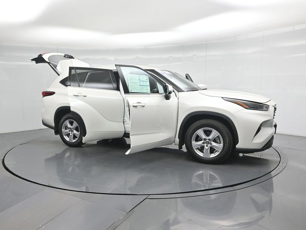 Used 2021 Toyota Highlander LE image 11