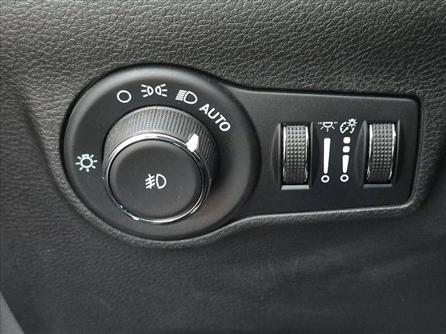Used 2023 Jeep Compass Latitude w/ Sun and Sound Group AWD/4WD image 15