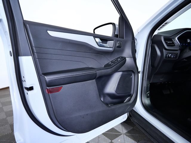 Certified 2025 Ford Escape Platinum AWD/4WD image 16