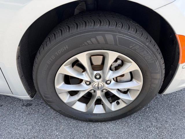 Used 2023 Chrysler Pacifica Touring-L AWD/4WD image 10