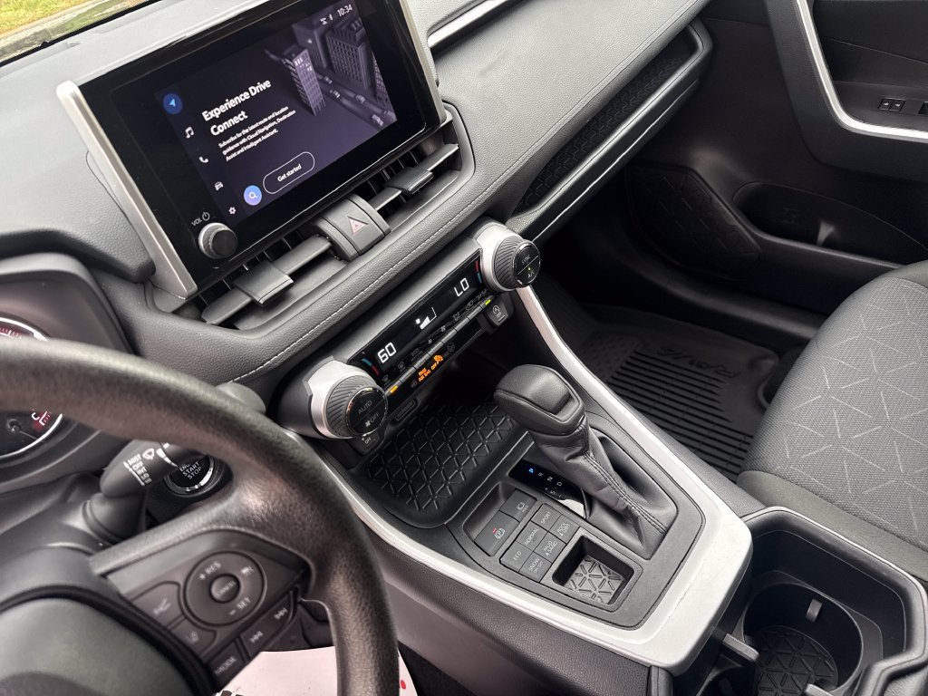 Used 2025 Toyota RAV4 XLE AWD/4WD image 17