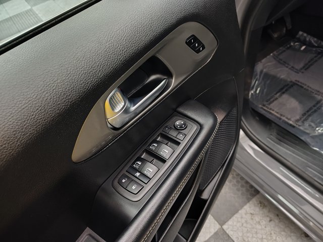 Used 2025 Chrysler Pacifica Select FWD image 20