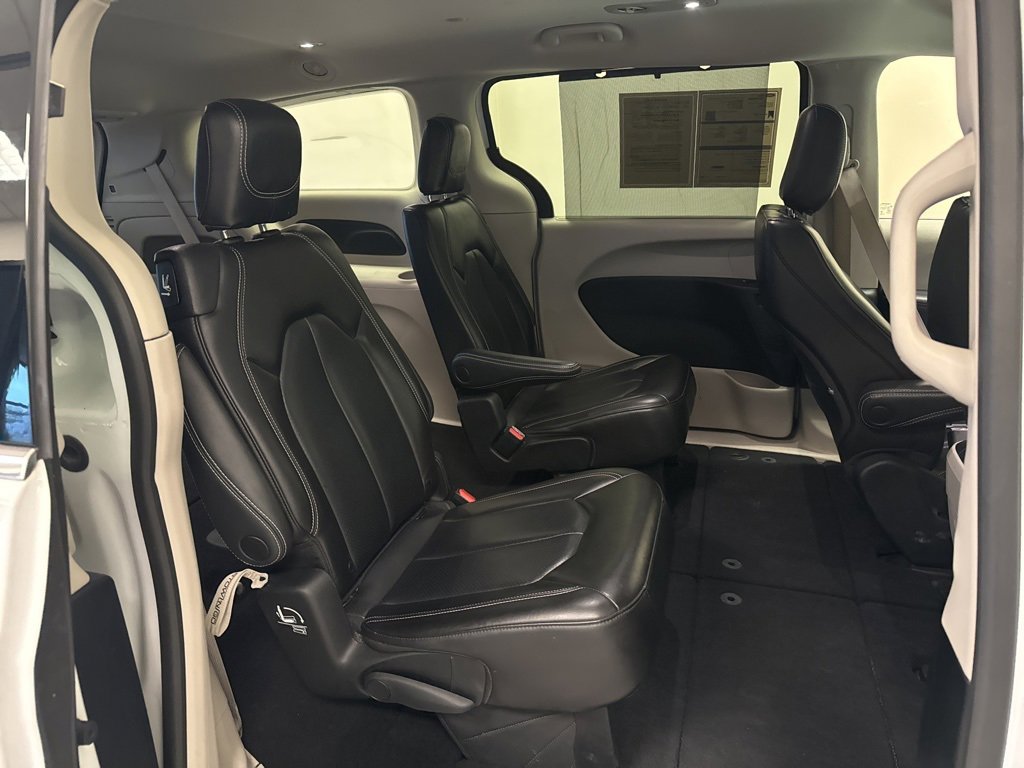 Used 2023 Chrysler Pacifica Touring-L image 17