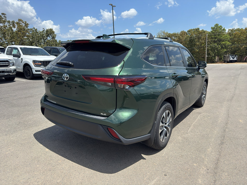 Used 2024 Toyota Highlander XLE FWD image 5