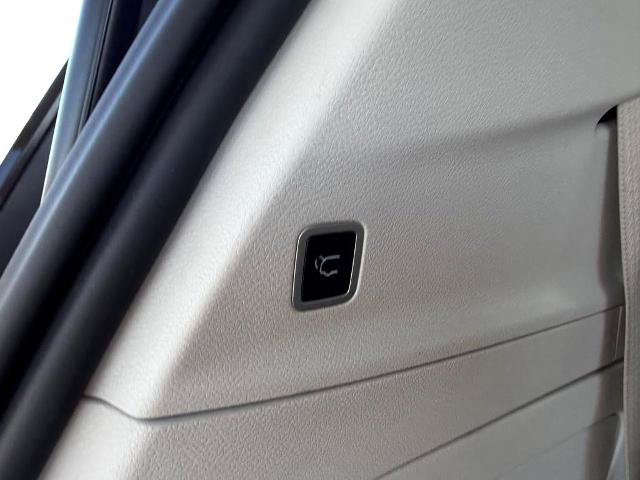 Used 2023 Chrysler Pacifica Touring-L FWD image 6