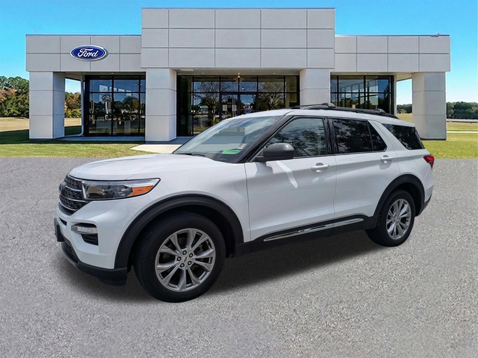 Certified 2020 Ford Explorer XLT w/ Equipment Group 202A AWD/4WD image 4
