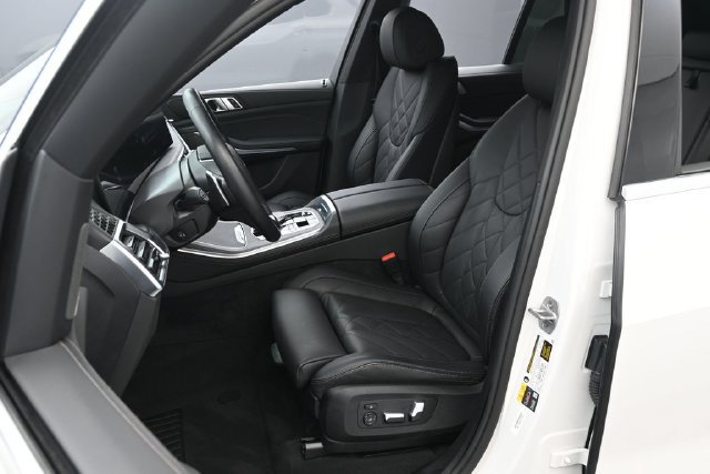 Used 2025 BMW X5 xDrive50e AWD/4WD image 10