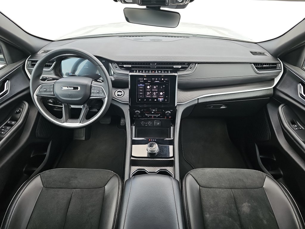 Used 2025 Jeep Grand Cherokee Altitude AWD/4WD image 9