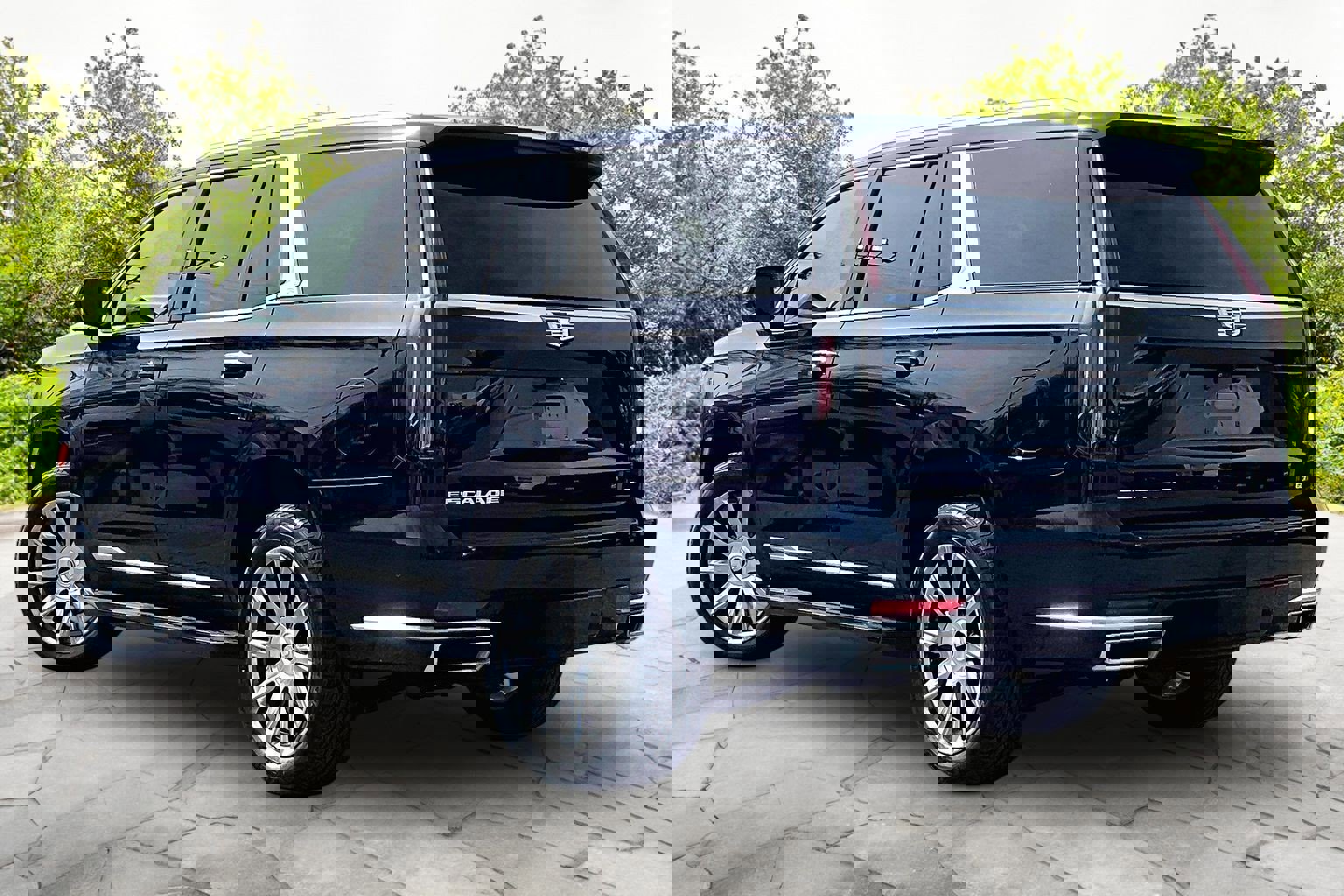 Used 2023 Cadillac Escalade Premium Luxury image 2