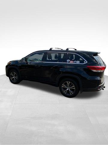 Used 2017 Toyota Highlander LE AWD/4WD image 2