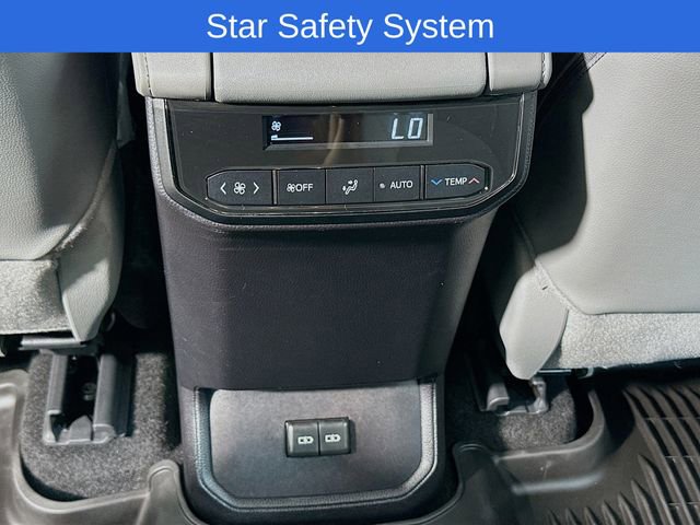 Used 2024 Toyota Highlander XLE FWD image 19