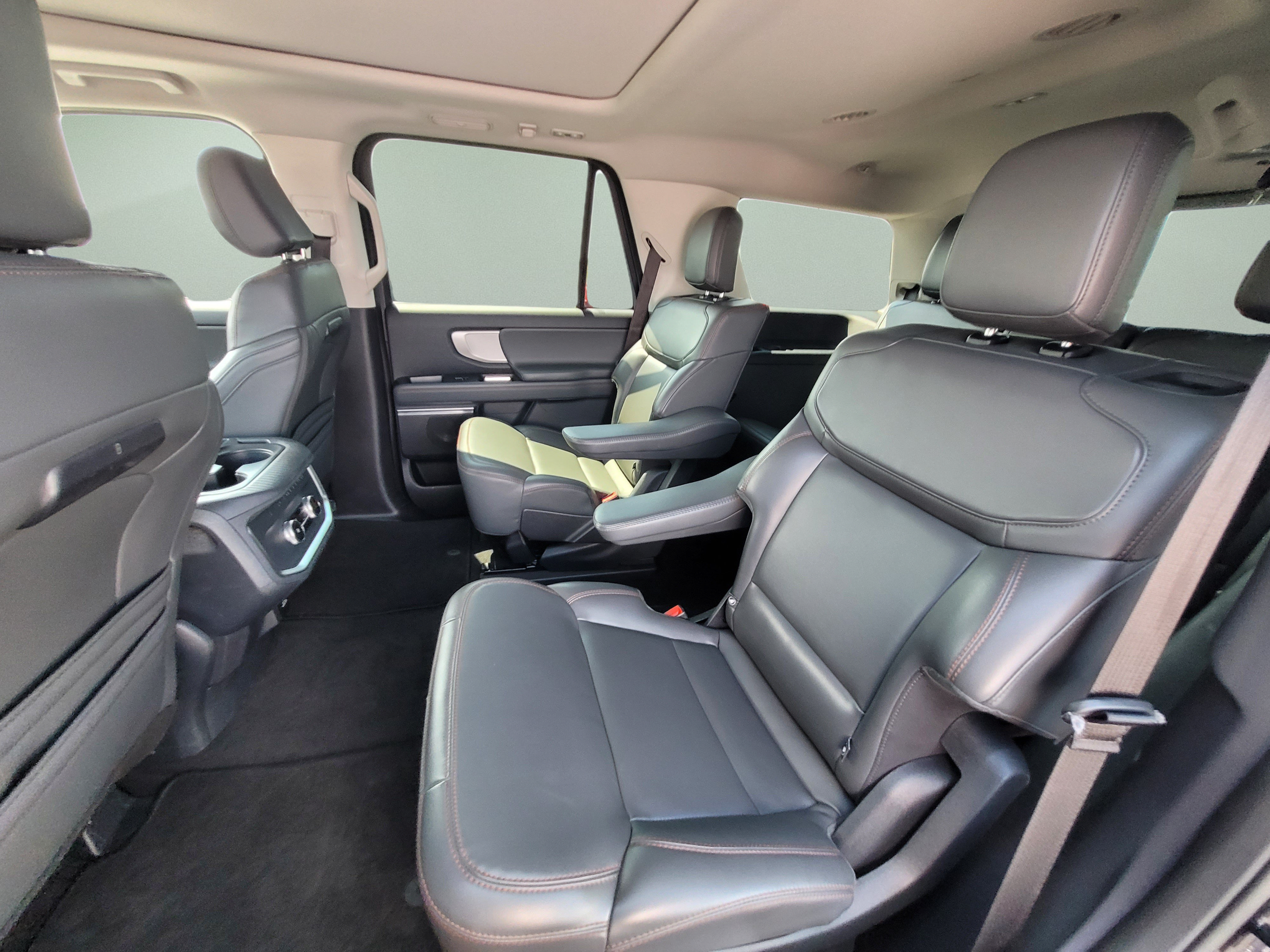 Certified 2025 Ford Expedition Active AWD/4WD image 35