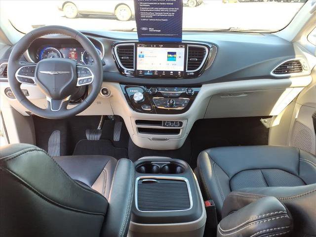 Used 2024 Chrysler Pacifica Touring-L image 10