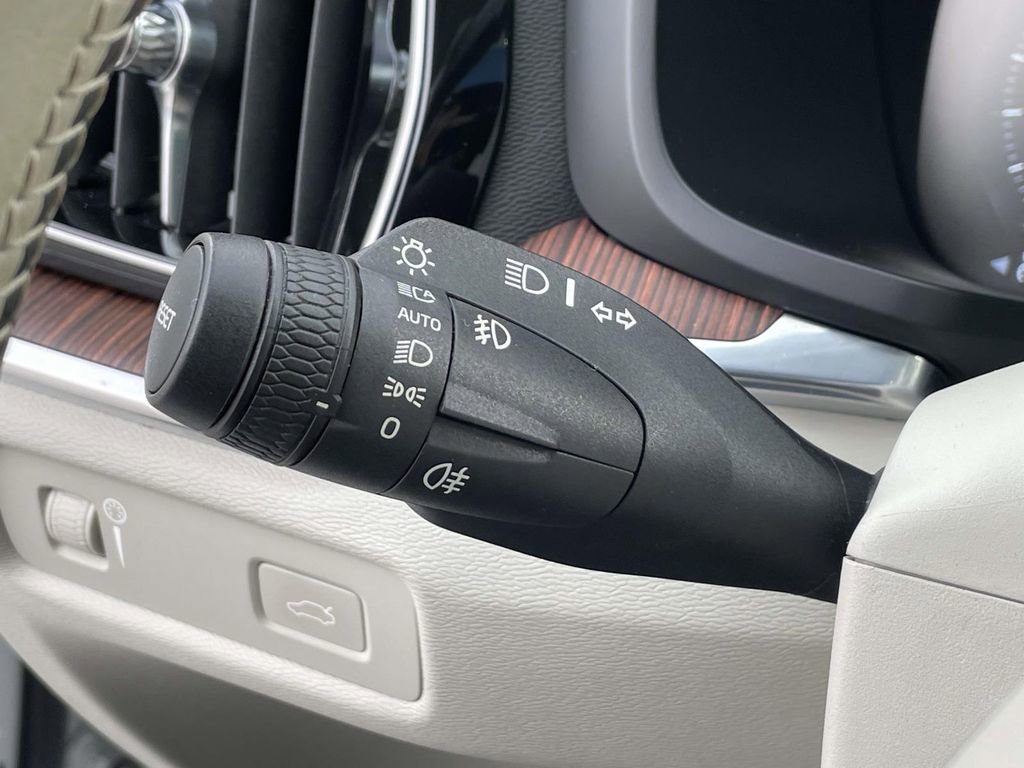 Used 2021 Volvo S60 T5 Momentum w/ Advanced Package image 21