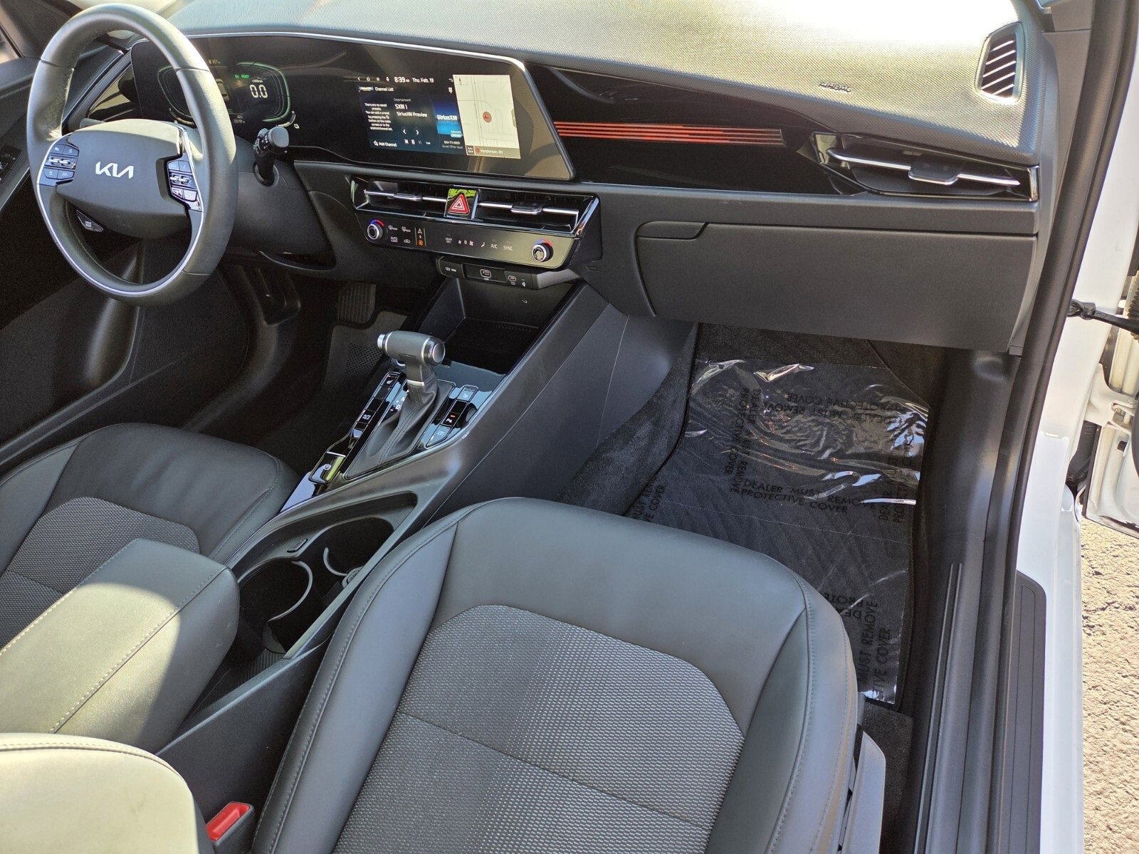 Used 2024 Kia Niro EX image 16