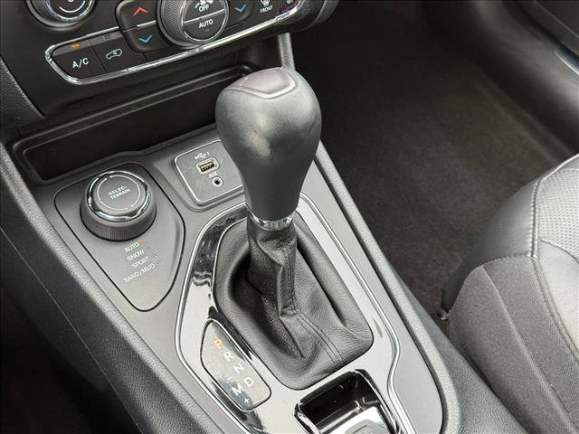 Used 2020 Jeep Cherokee Limited AWD/4WD image 12