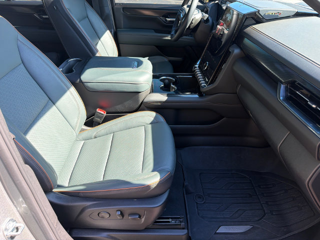 Used 2025 GMC Yukon AT4 w/ AT4 Premium Package AWD/4WD image 15