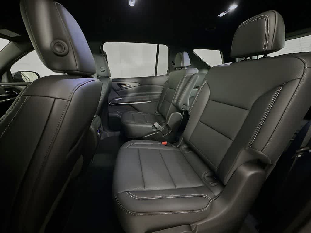 Used 2025 Chevrolet Traverse LT w/ Driver Confidence Package FWD image 14