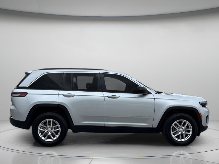 Used 2025 Jeep Grand Cherokee Laredo X w/ Luxury Tech Group I RWD image 2
