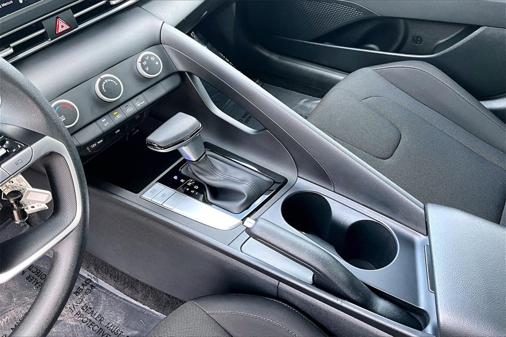 Used 2025 Hyundai Elantra SE w/ Cargo Package image 15