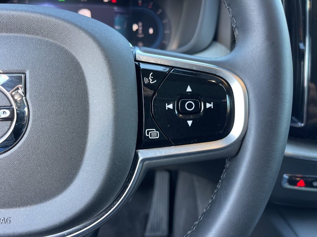 Used 2025 Volvo XC60 B5 Plus image 17