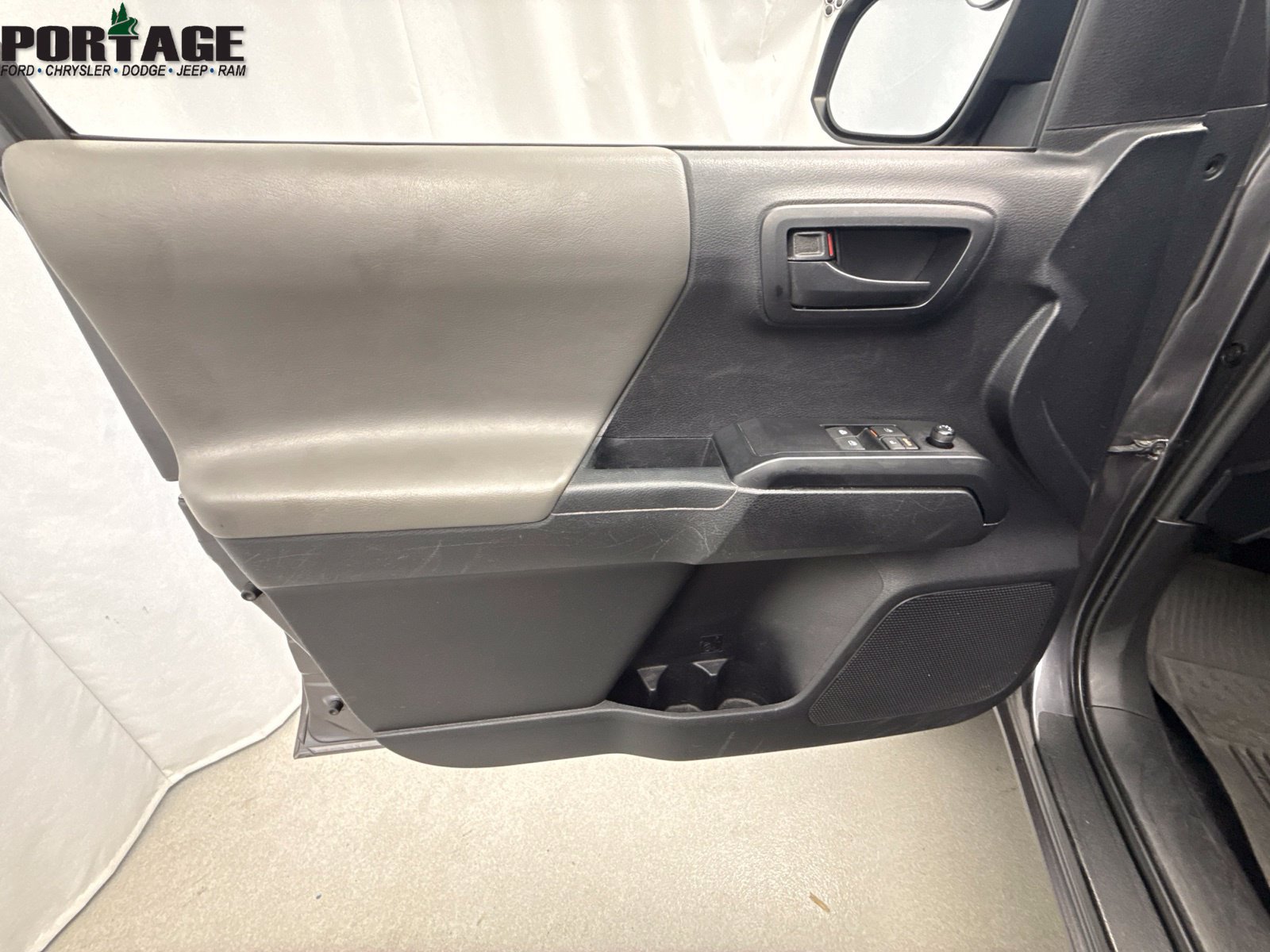 Used 2020 Toyota Tacoma SR5 AWD/4WD image 13