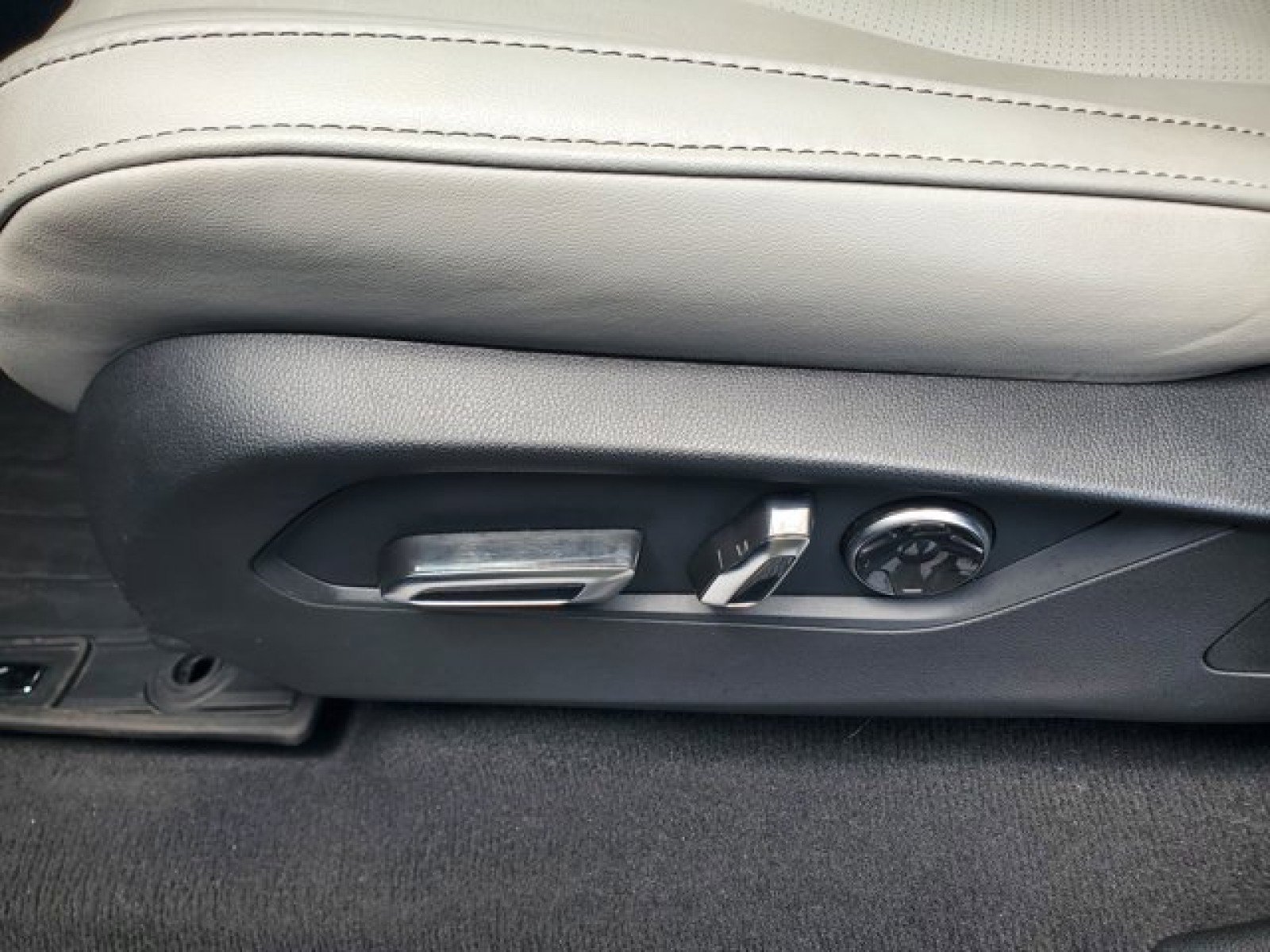 Used 2025 Acura MDX FWD w/ Technology Package image 13