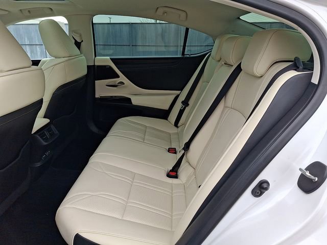 Used 2022 Lexus ES 300h w/ Accessory Package image 10