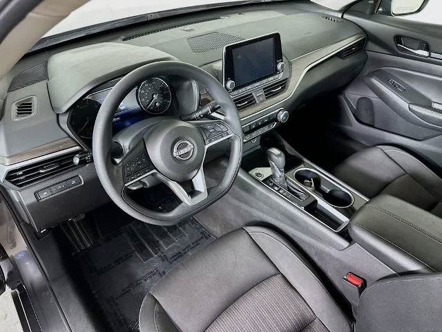 Used 2024 Nissan Altima 2.5 SV FWD image 2