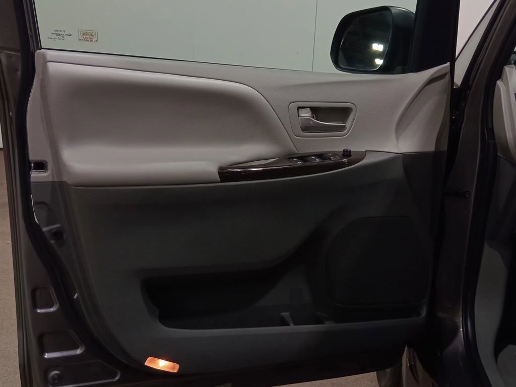 Used 2020 Toyota Sienna XLE image 20