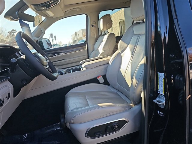 Used 2023 Jeep Wagoneer Series III w/ Premium Group I image 15