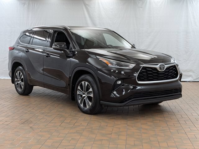 Used 2021 Toyota Highlander XLE AWD/4WD image 1