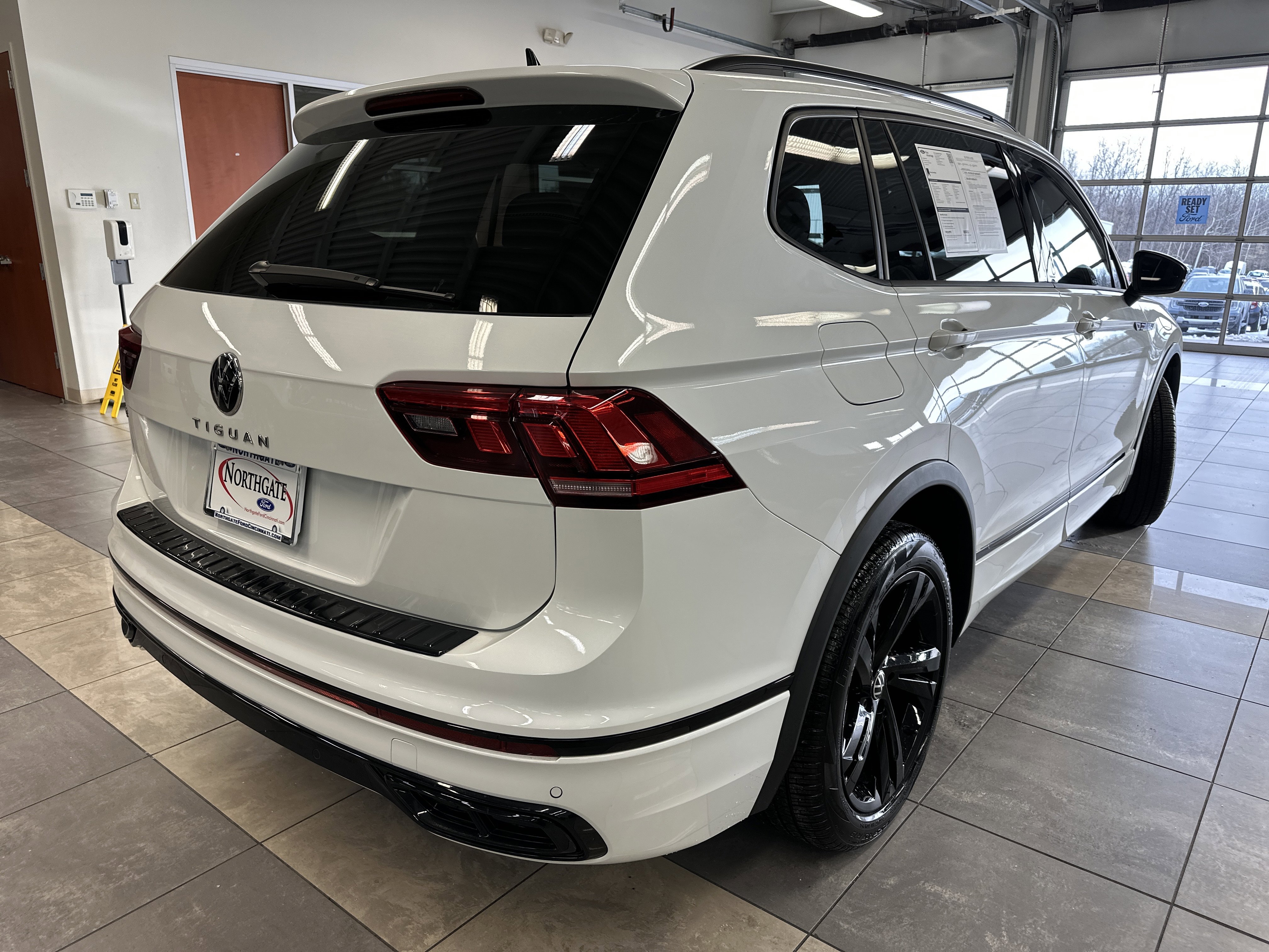 Used 2024 Volkswagen Tiguan SE R-Line image 13