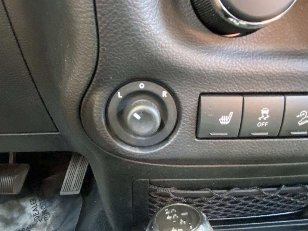 Used 2018 Jeep Wrangler Unlimited Sahara AWD/4WD image 28