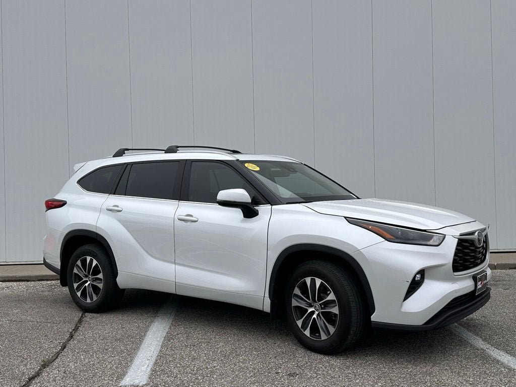 Used 2022 Toyota Highlander XLE AWD/4WD image 9