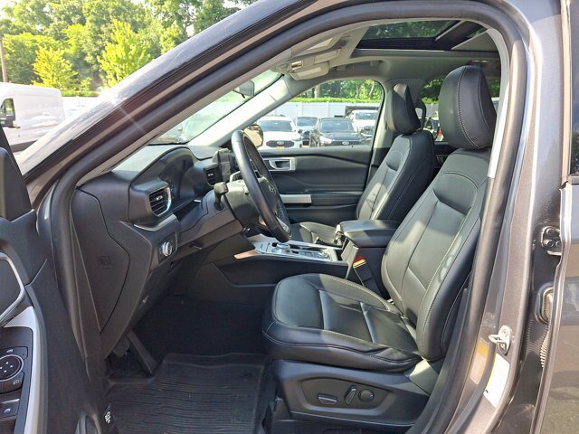 Certified 2022 Ford Explorer XLT w/ Equipment Group 202A AWD/4WD image 3