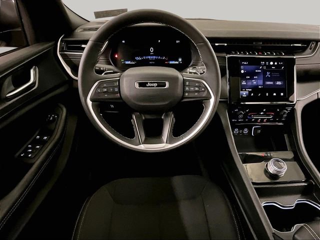 Used 2025 Jeep Grand Cherokee Laredo X w/ Luxury Tech Group I AWD/4WD image 5