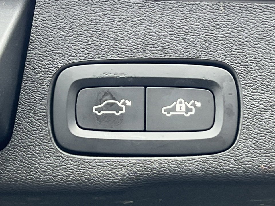 Used 2022 Volvo XC60 B5 Inscription image 39